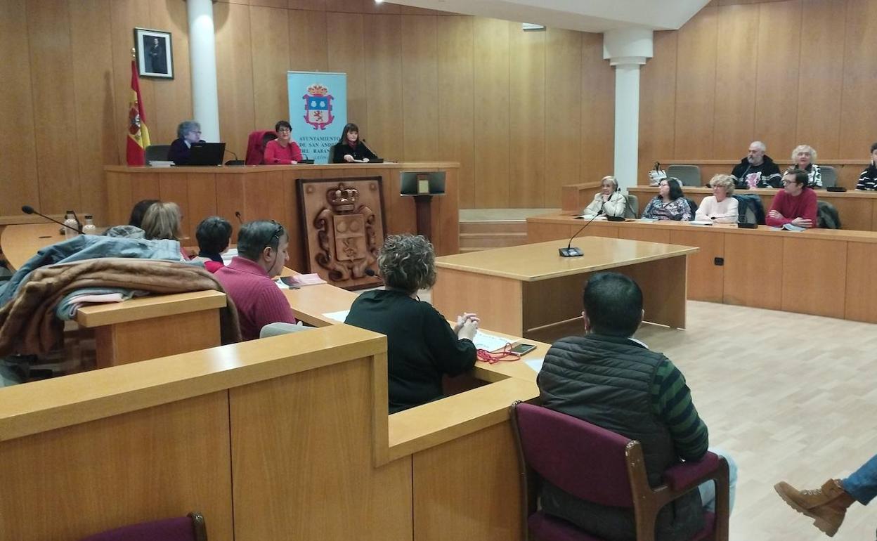 La alcaldesa de San Andrés, Camino Cabañas, preside en el salón de actos del Ayuntamiento el homenaje a la lengua leonesa. 