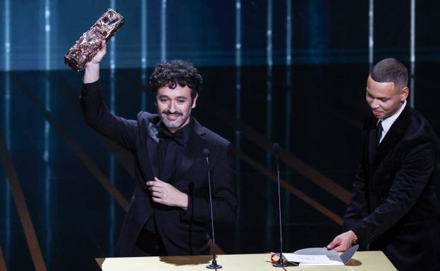 El director de As Bestas, Rodrigo Sorogoyen, recoge el galardón en Francia. 