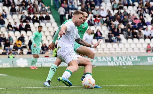 Galería. Joel López, con el delantero Casas, en una acción de partido.