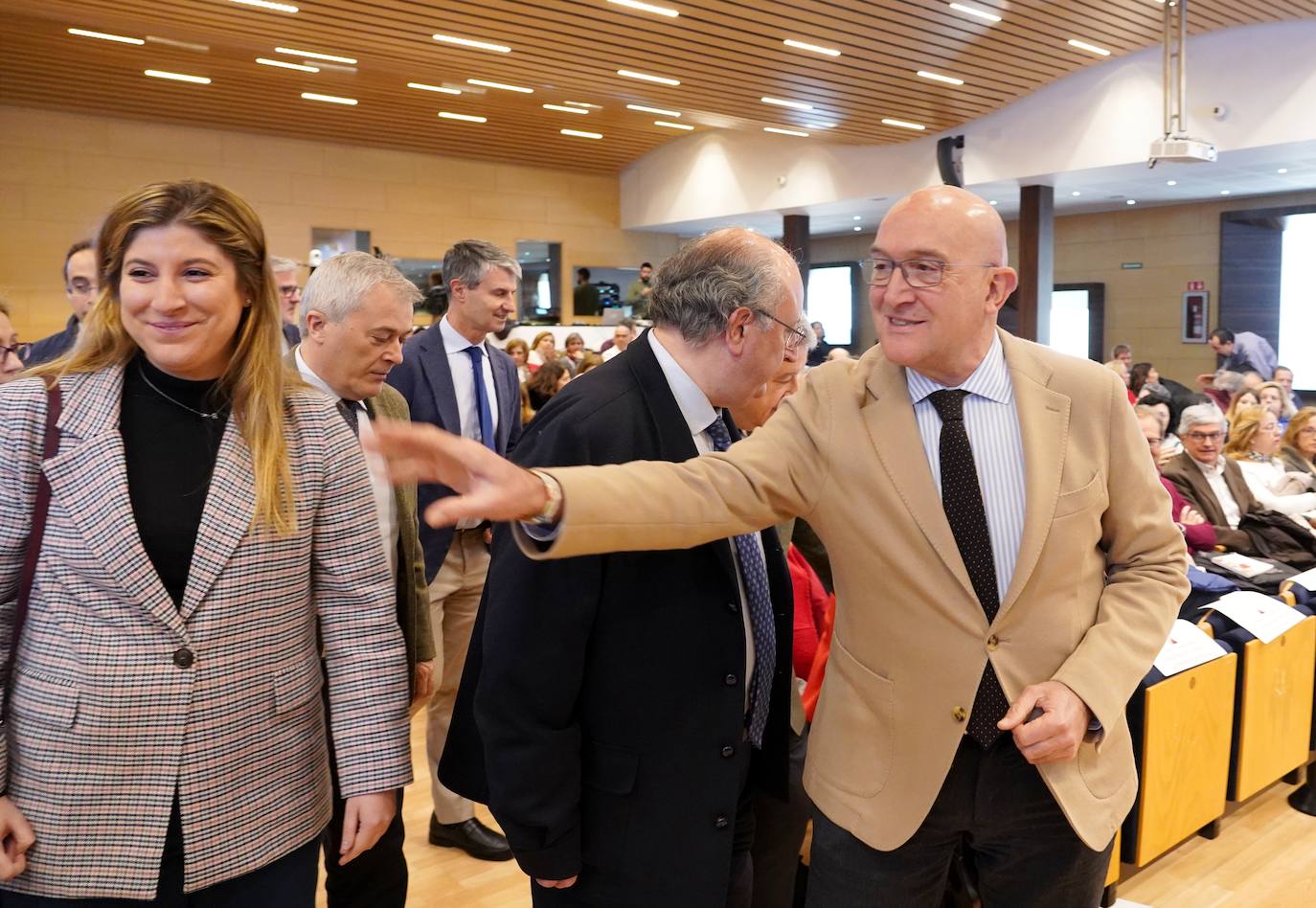 El consejero de la Presidencia, Jesús Julio Carnero, interviene en la presentación del curso académico de la ECLAP 2023. En la imagen, junto al presidente del Ces, Enrique Cabero, y la delegada territorial de la Junta Raquel Alonso.