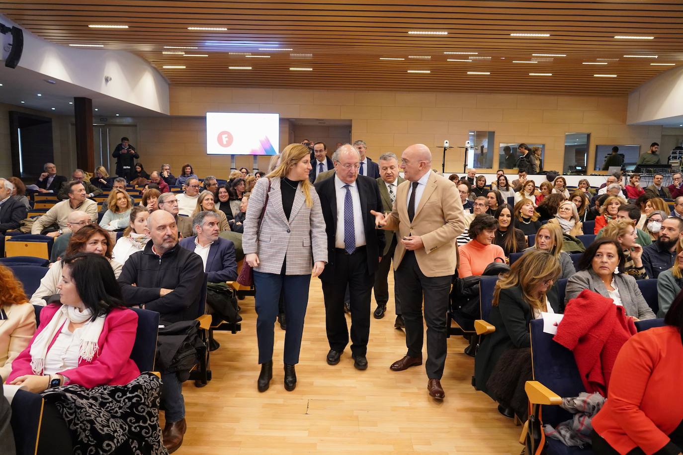 El consejero de la Presidencia, Jesús Julio Carnero, interviene en la presentación del curso académico de la ECLAP 2023. En la imagen, junto al presidente del Ces, Enrique Cabero, y la delegada territorial de la Junta Raquel Alonso.