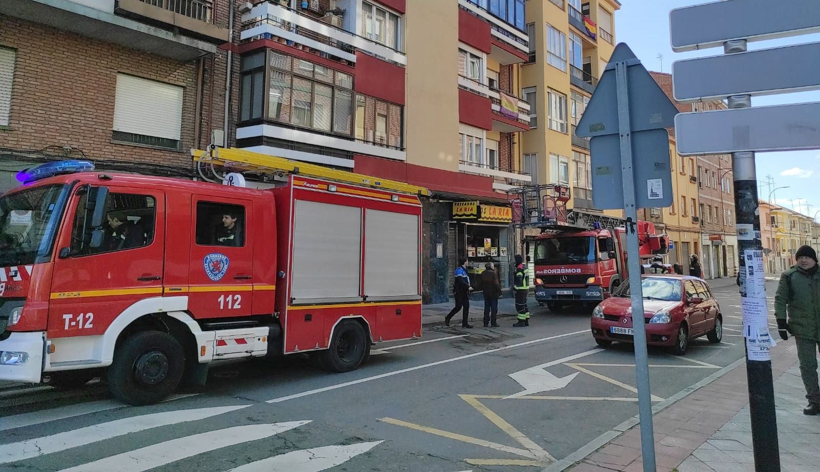 Una caldera averiada obliga a intervenir a los Bomberos de León en la calle San Juan. El mal funcionamiento del aparato de calefacción derivó en un exceso de humo que alertó a los servicios antiincendios. 