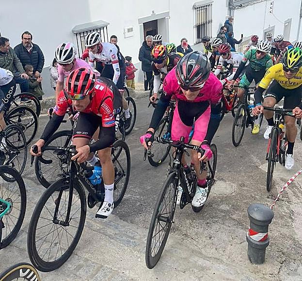 Los corredores del equipo leonés en uno de los tramos de la prueba. 