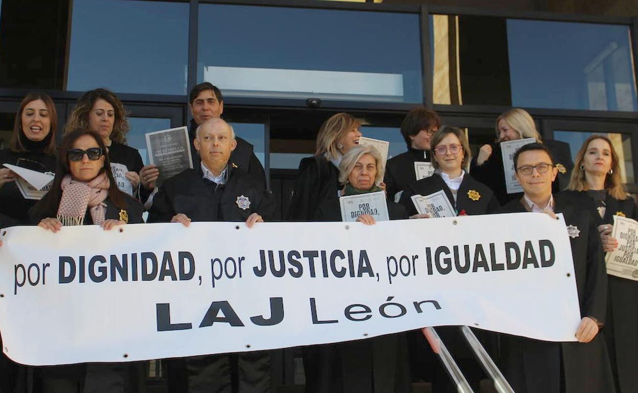 Un instante de la concentración de los LAJ en los Juzgados de León. 