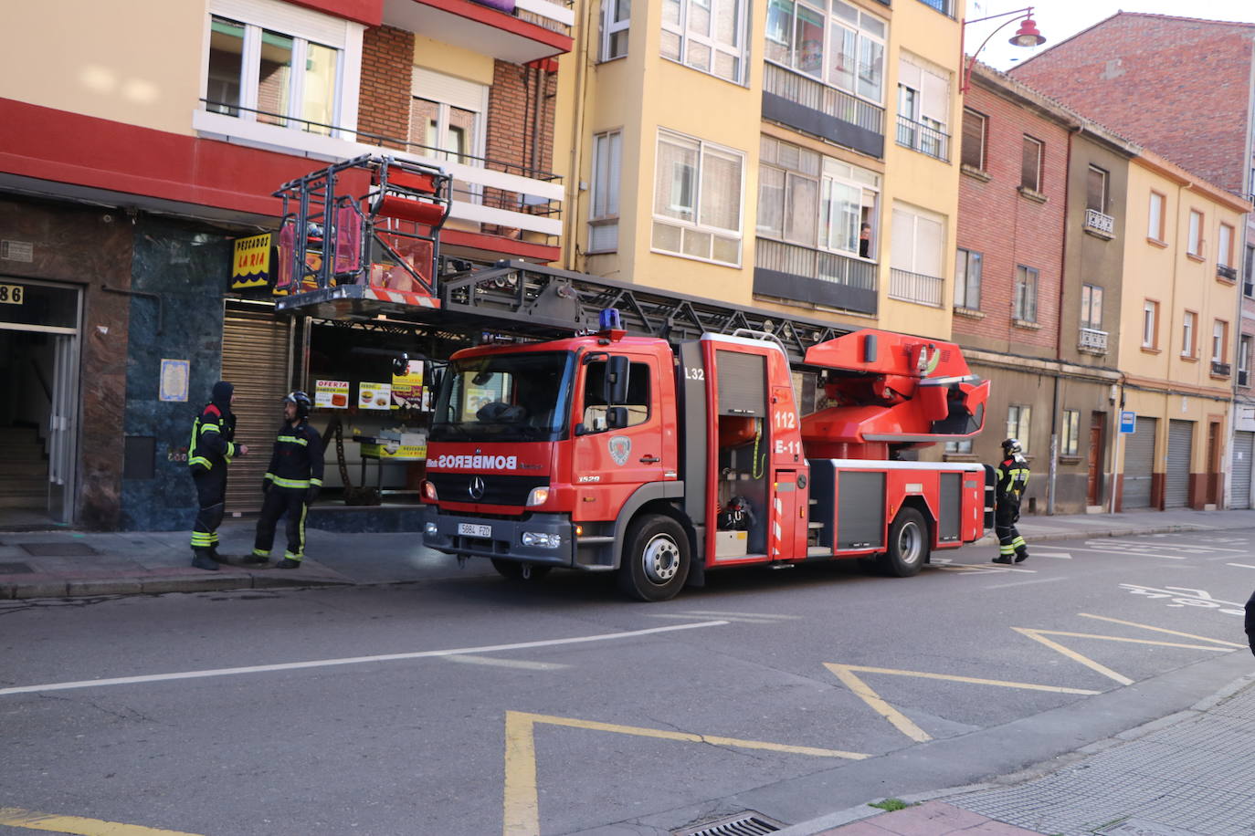 Una caldera averiada obliga a intervenir a los Bomberos de León en la calle San Juan. El mal funcionamiento del aparato de calefacción derivó en un exceso de humo que alertó a los servicios antiincendios. 