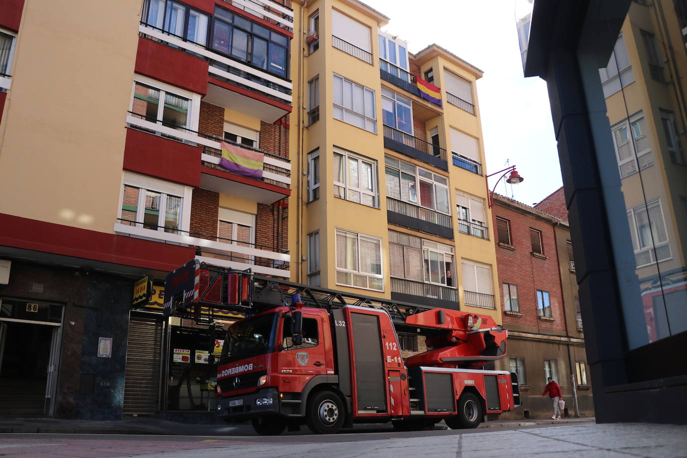 Una caldera averiada obliga a intervenir a los Bomberos de León en la calle San Juan. El mal funcionamiento del aparato de calefacción derivó en un exceso de humo que alertó a los servicios antiincendios. 