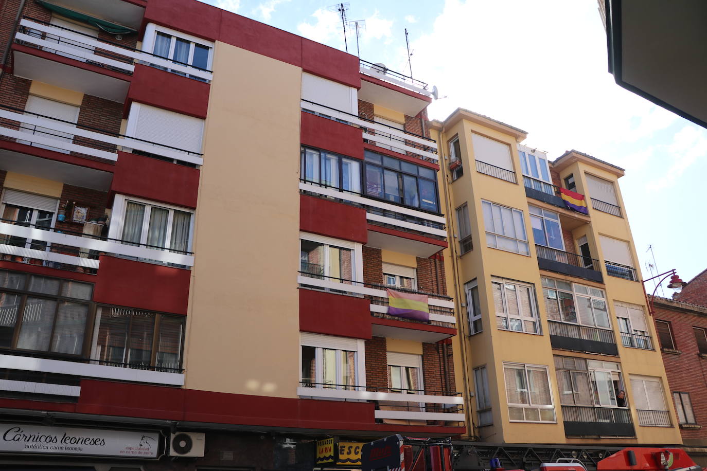 Una caldera averiada obliga a intervenir a los Bomberos de León en la calle San Juan. El mal funcionamiento del aparato de calefacción derivó en un exceso de humo que alertó a los servicios antiincendios. 