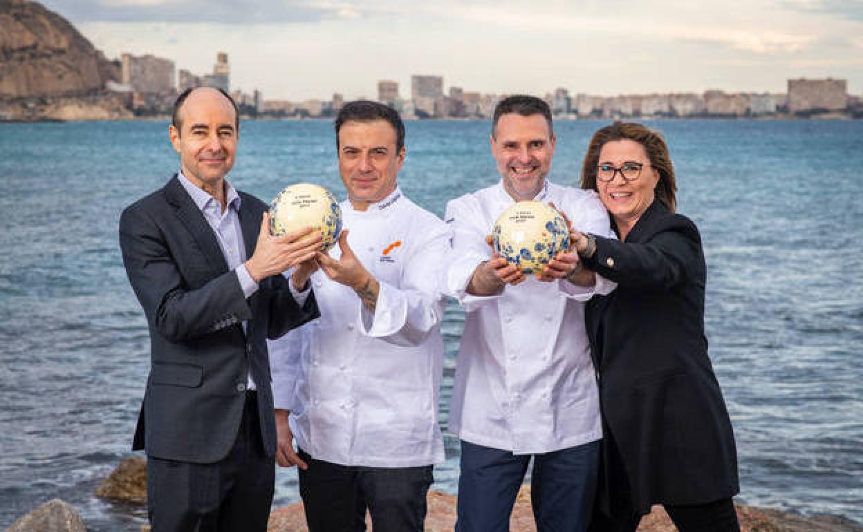 De izquierda a derecha, el sumiller Juanma del Rey y el chef David García, de El Corral de la Morería, y el chef Fran Martínez y Cristina Díaz -mejor sumiller de España en 2022-, de Maralba.