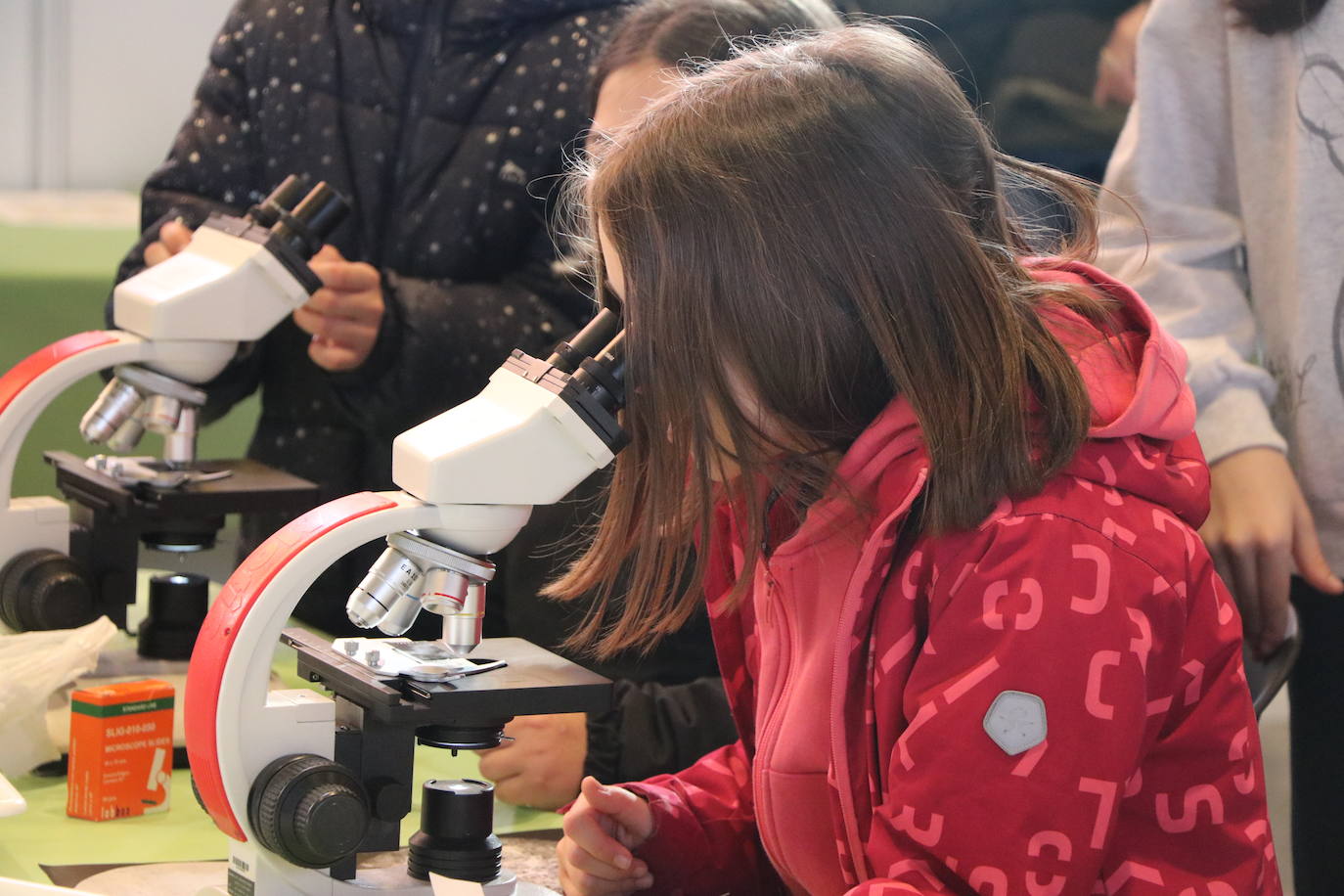 El Palacio de Exposiciones y Congresos de León acoge la cuarta edición de Expociencia que durante tres jornadas conectará la investigación que se realiza en aulas y laboratorios de la Universidad de León con su provincia | Se espera superar las 16.000 visitas en una edición en la que participan 400 investigadores de la Ule y que cuenta con representación de todas las áreas de conocimiento.