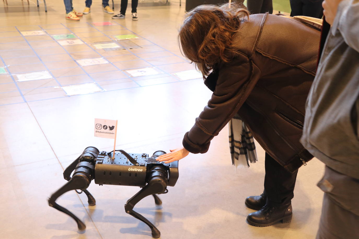 El Palacio de Exposiciones y Congresos de León acoge la cuarta edición de Expociencia que durante tres jornadas conectará la investigación que se realiza en aulas y laboratorios de la Universidad de León con su provincia | Se espera superar las 16.000 visitas en una edición en la que participan 400 investigadores de la Ule y que cuenta con representación de todas las áreas de conocimiento.