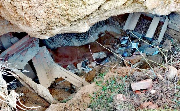 Imagen de la enorme grieta por la que se precipitó tanto el caballo como su jinete al desplomarse la bodega y provocar el hundimiento del camino rural. 