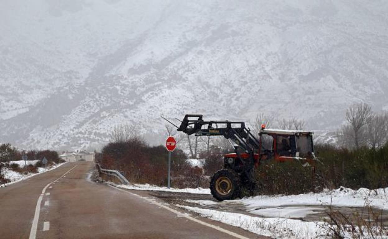 La nieve mantiene dos carreteras cortadas en la comunidad. 