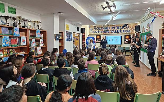 Imagen. Los alumnos del Antonio Valbuena han disfutado con las palabras de Pablo Álvarez.