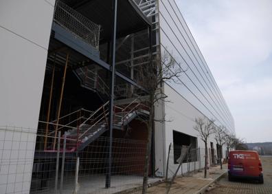 Imagen secundaria 1 - Vista general y escaleras interiores en el nuevo centro comercial que abrirá sus puertas en La Lastra. 