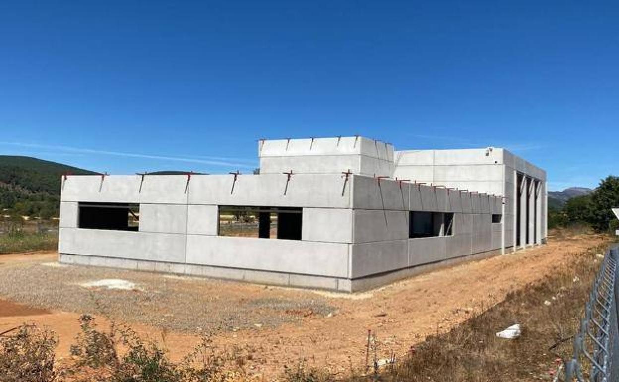 La obra del parque de bomberos de Celada permanece parada y la empresa ha retirado las casetas de obra. 