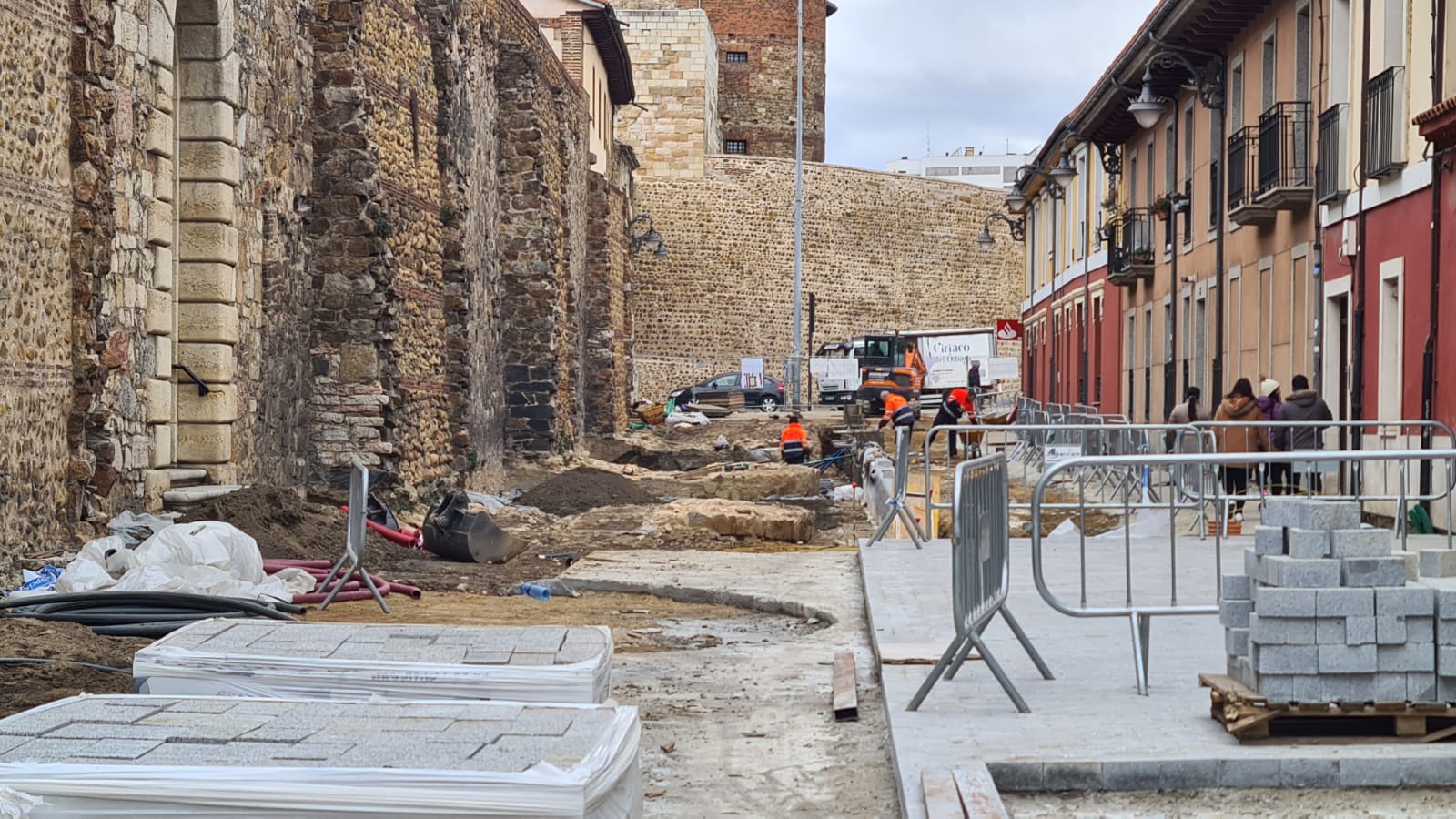 Las obras de peatonalización de la calle Carreras avanzan con la duda de los primeros cubos y su forma de cumplir con el requerimiento de Patrimonio.