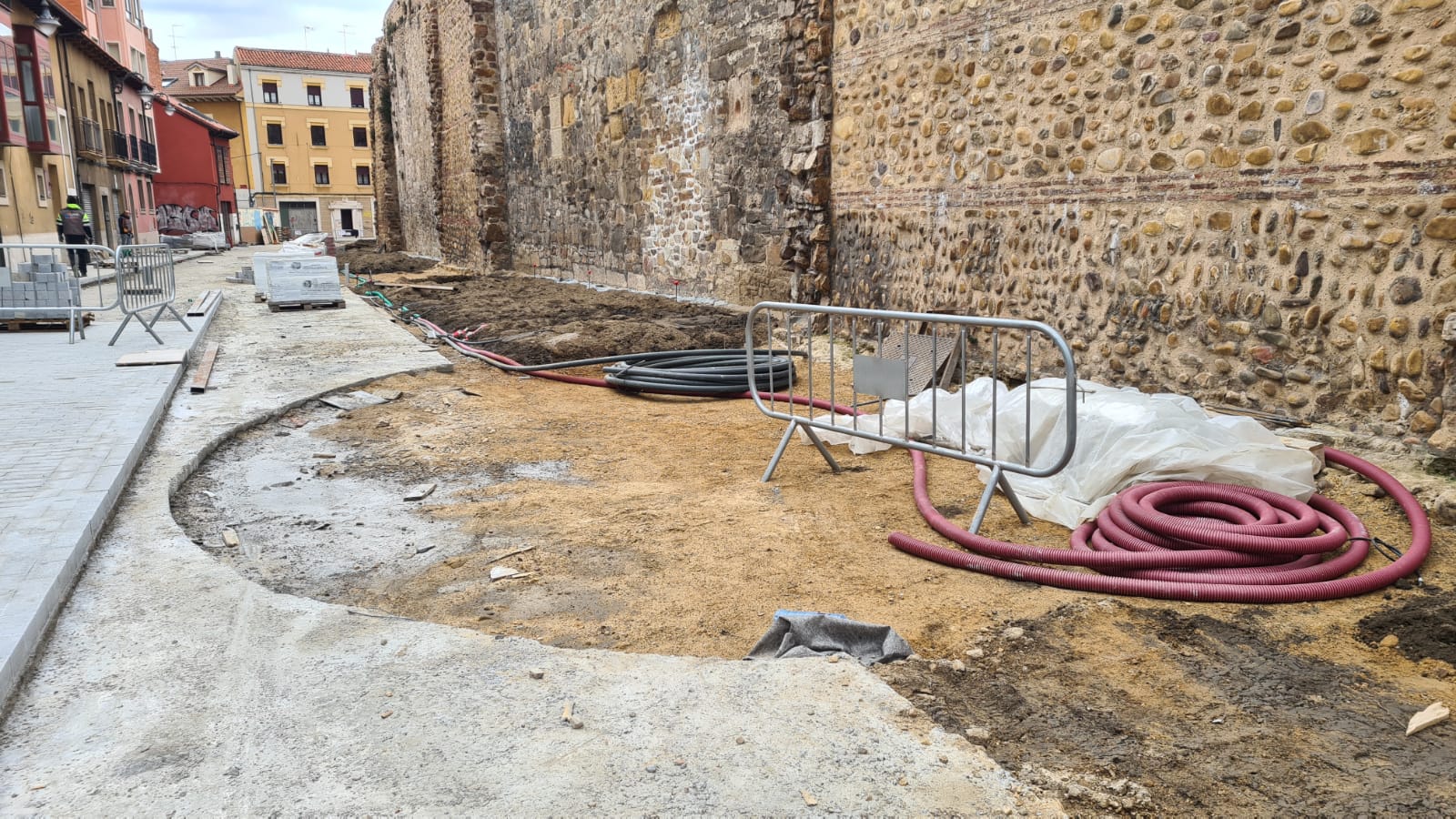 Las obras de peatonalización de la calle Carreras avanzan con la duda de los primeros cubos y su forma de cumplir con el requerimiento de Patrimonio.