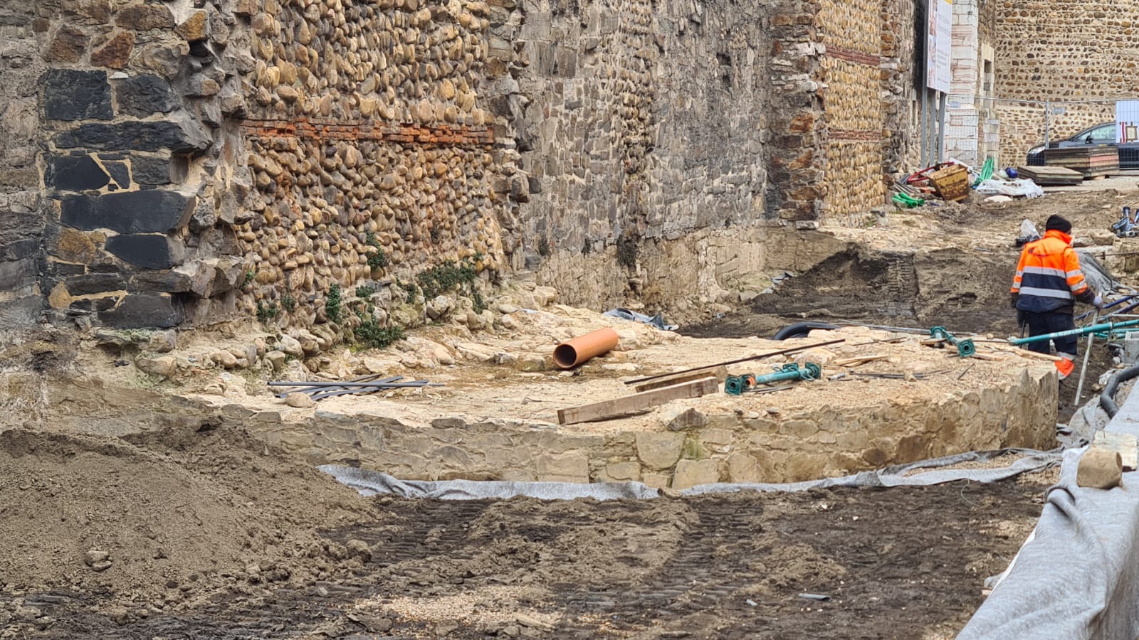 Las obras de peatonalización de la calle Carreras avanzan con la duda de los primeros cubos y su forma de cumplir con el requerimiento de Patrimonio.