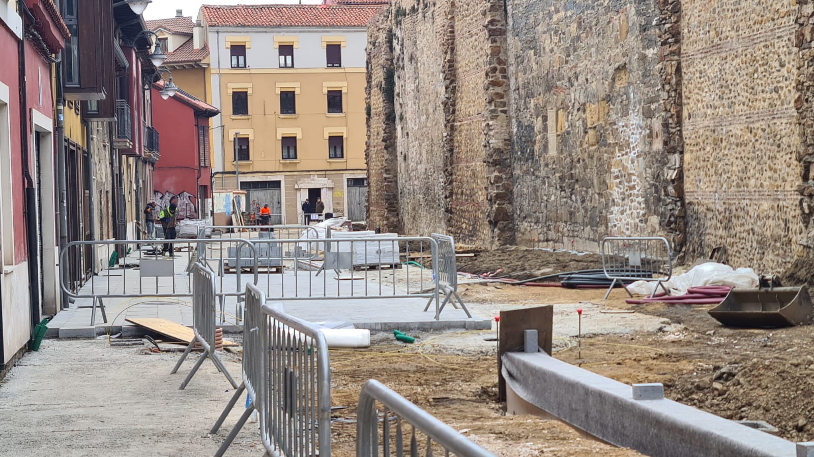 Las obras de peatonalización de la calle Carreras avanzan con la duda de los primeros cubos y su forma de cumplir con el requerimiento de Patrimonio.