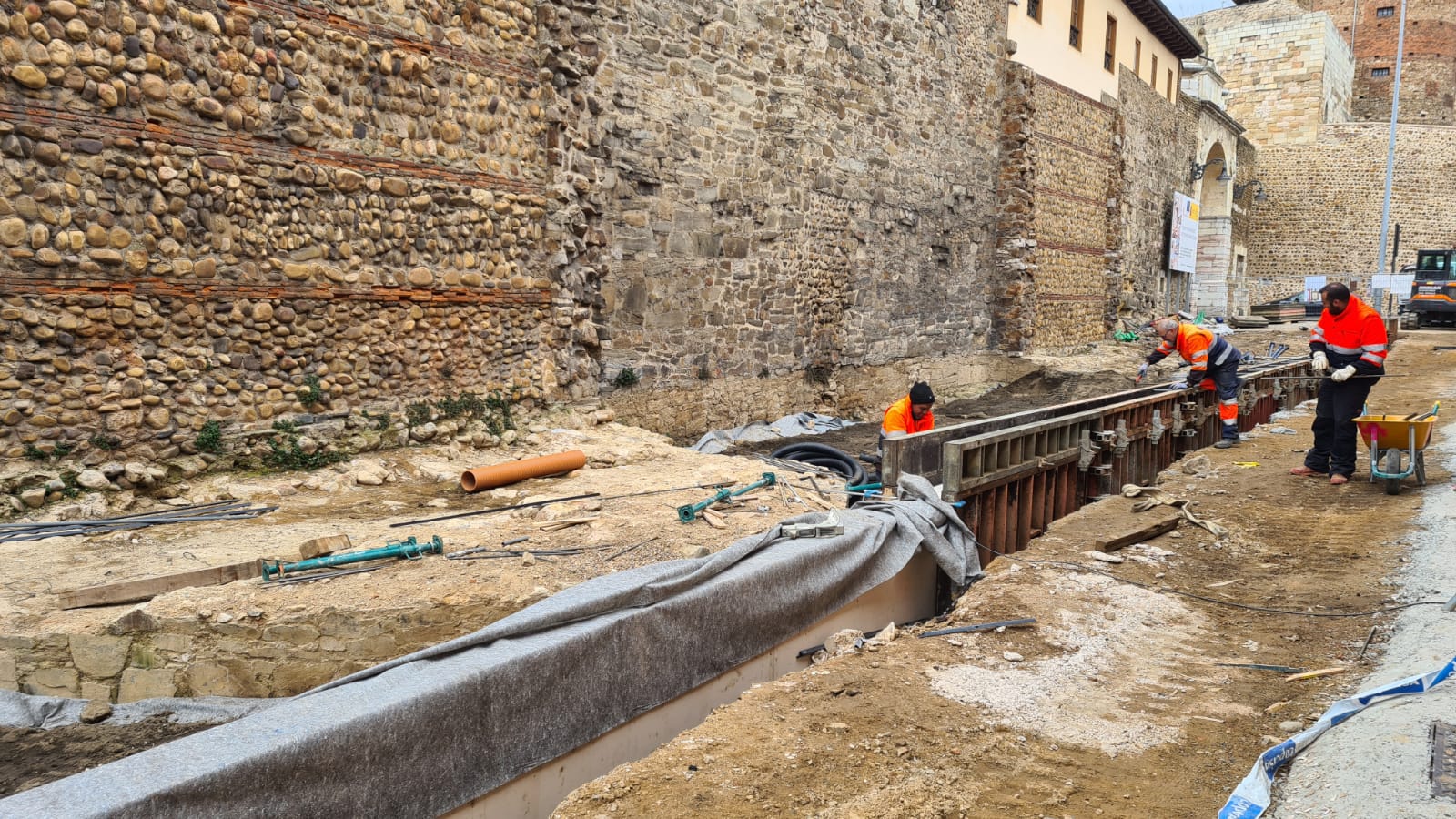 Las obras de peatonalización de la calle Carreras avanzan con la duda de los primeros cubos y su forma de cumplir con el requerimiento de Patrimonio.