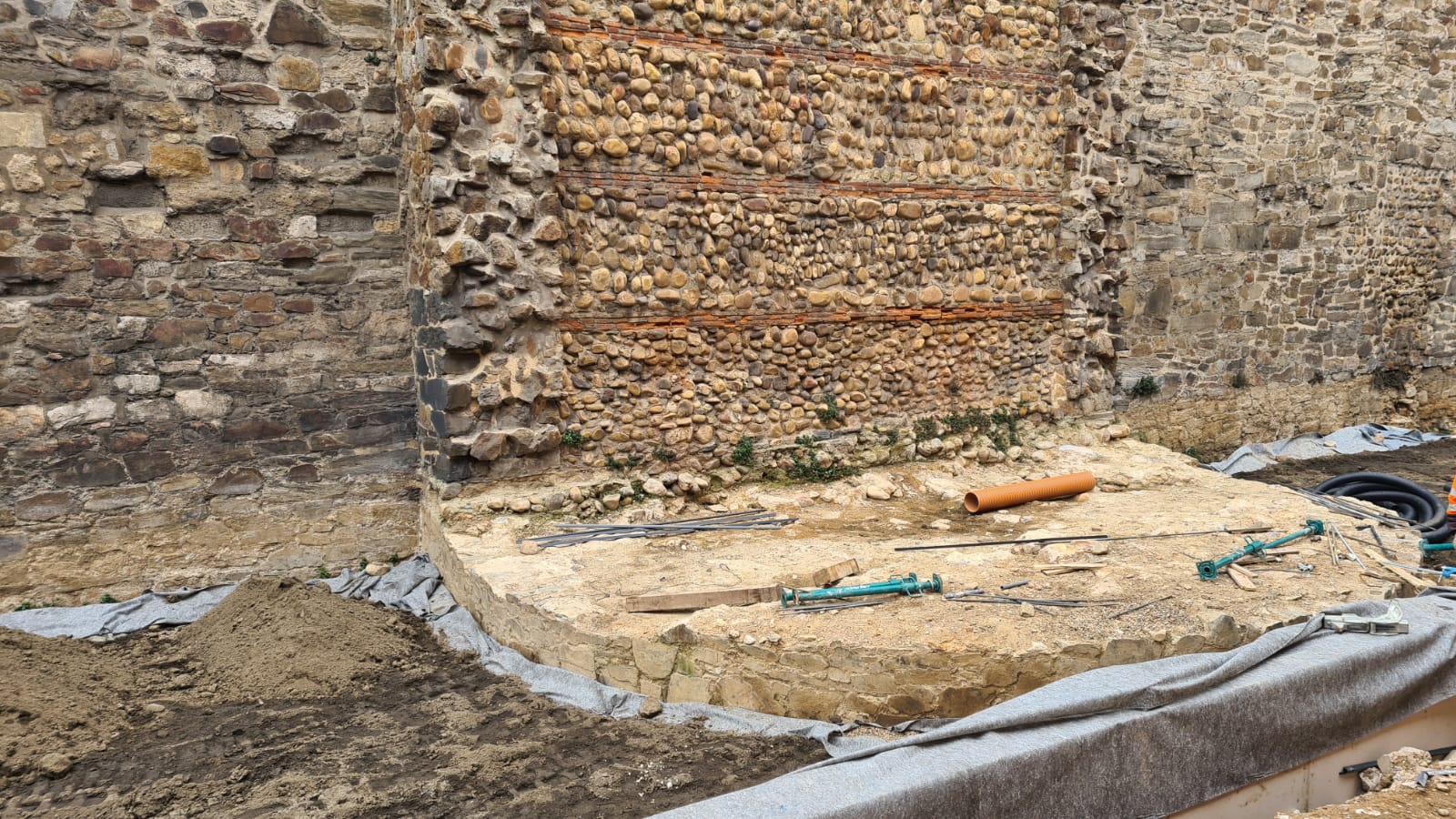 Las obras de peatonalización de la calle Carreras avanzan con la duda de los primeros cubos y su forma de cumplir con el requerimiento de Patrimonio.