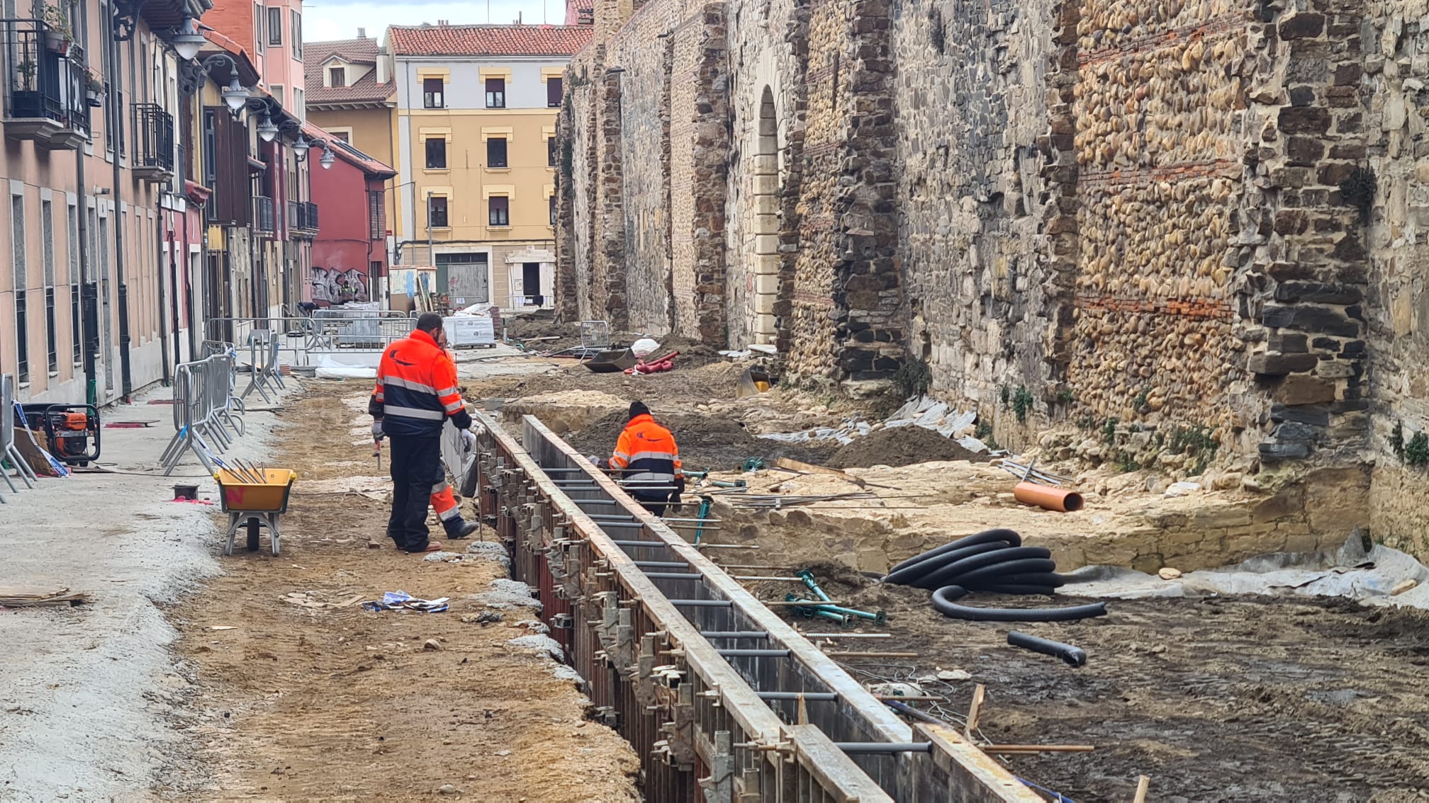 Las obras de peatonalización de la calle Carreras avanzan con la duda de los primeros cubos y su forma de cumplir con el requerimiento de Patrimonio.