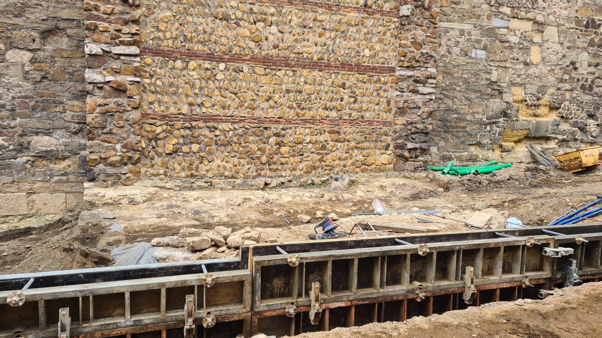 Las obras de peatonalización de la calle Carreras avanzan con la duda de los primeros cubos y su forma de cumplir con el requerimiento de Patrimonio.