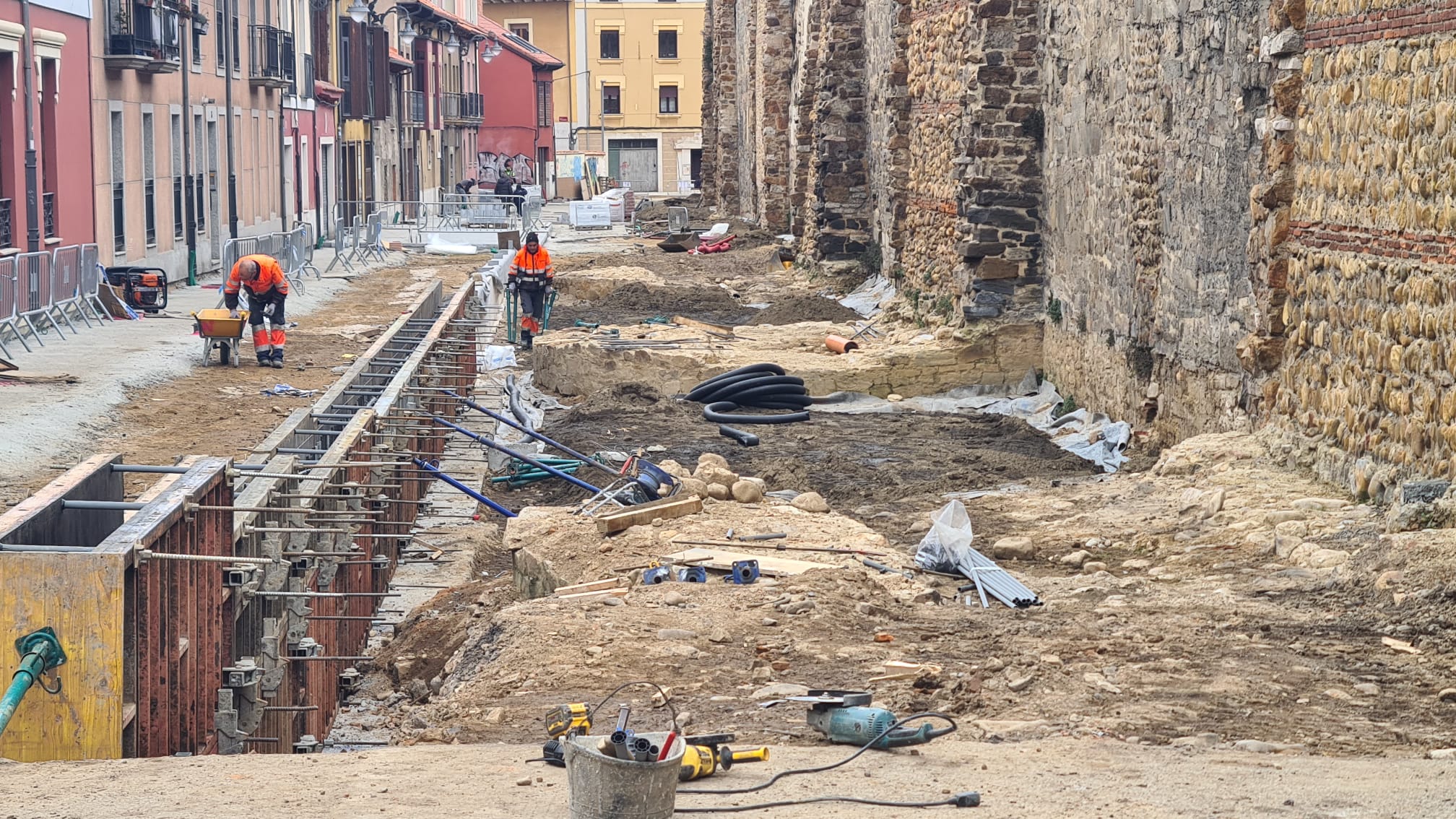 Las obras de peatonalización de la calle Carreras avanzan con la duda de los primeros cubos y su forma de cumplir con el requerimiento de Patrimonio.