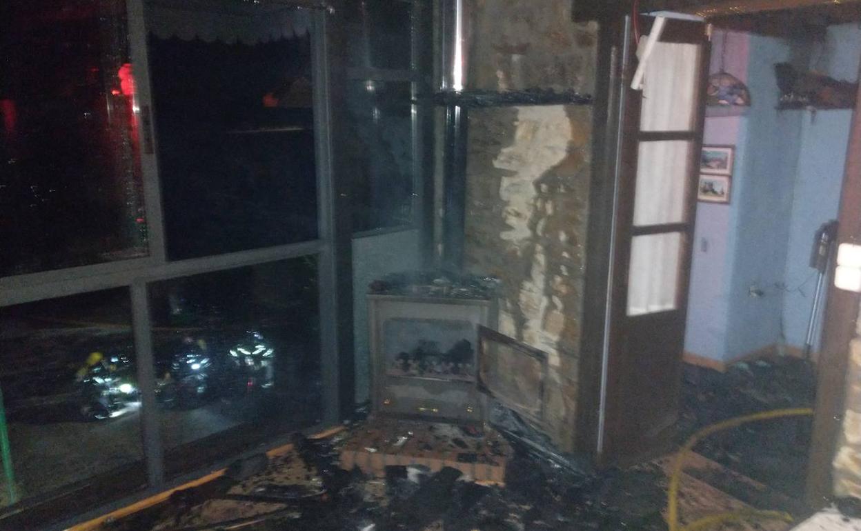 El fuego originado en la chimenea destruyó la cubierta de la vivienda. 