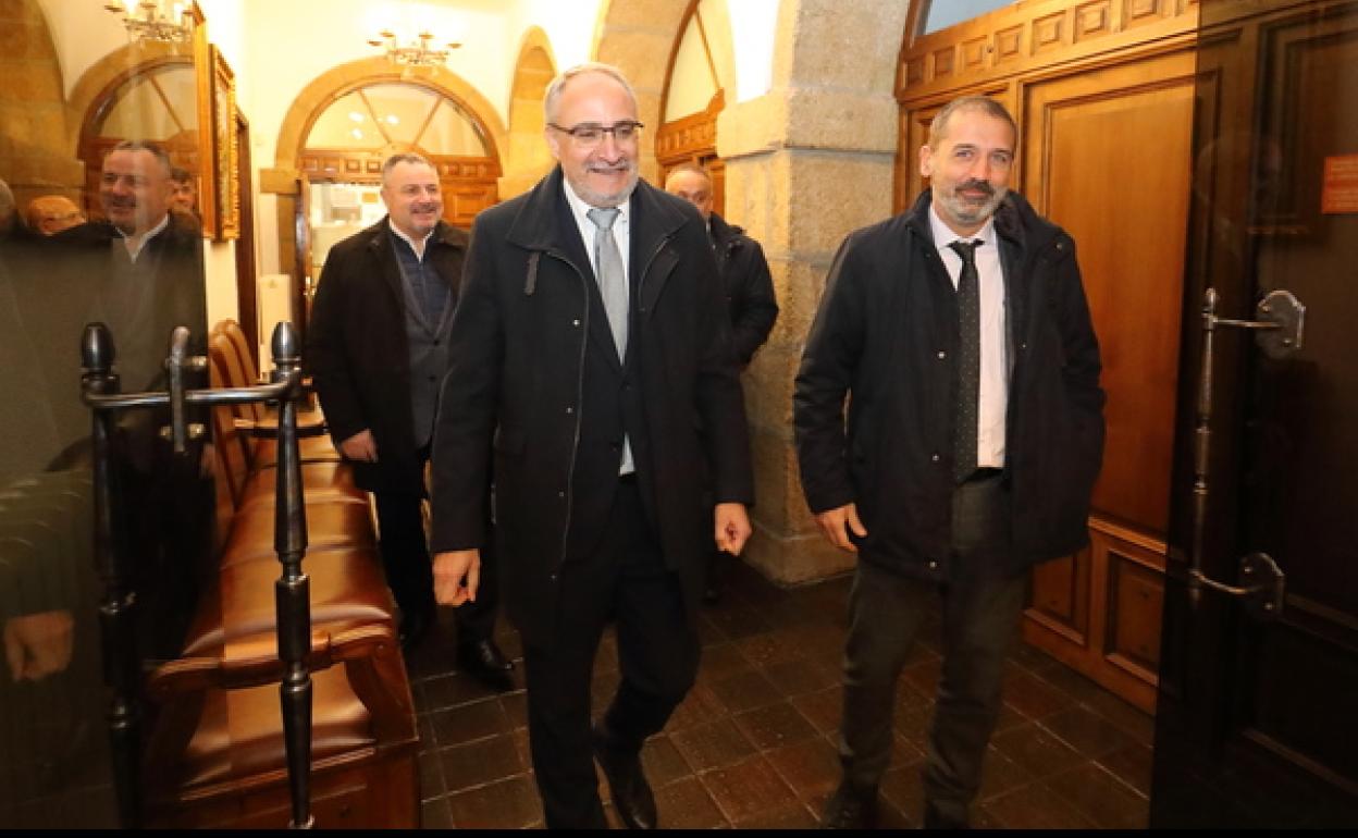 El secretario de Estado de Infraestructuras junto al alcalde de Ponferrada, durante la visita. 