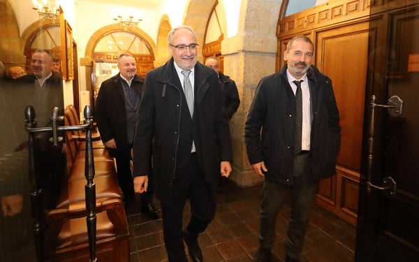 El secretario de Estado de Infraestructuras junto al alcalde de Ponferrada, durante la visita.