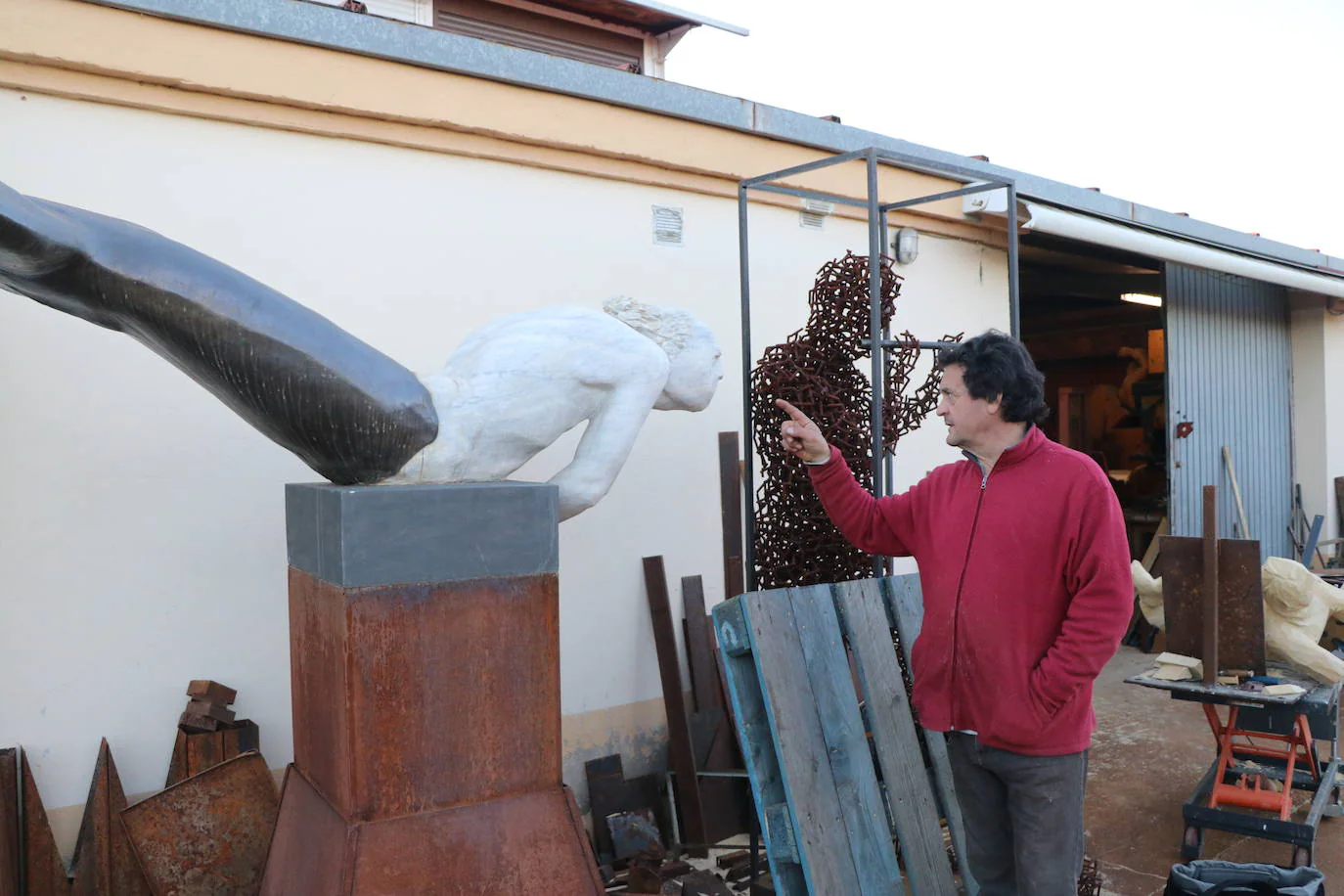 Amancio González en su taller de Lorenzana.