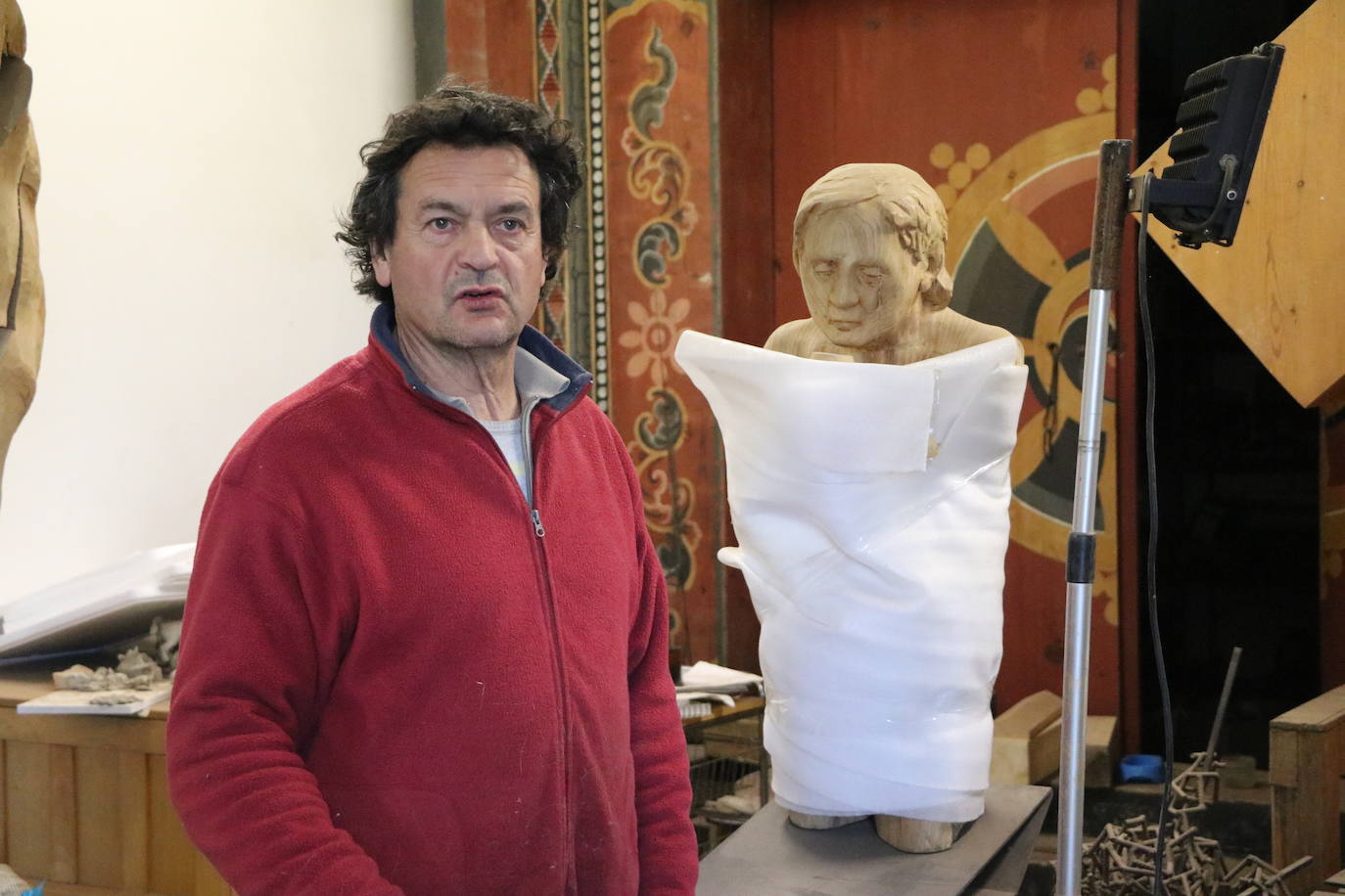 Amancio González en su taller de Lorenzana.