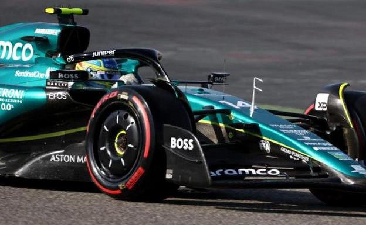 Fernando Alonso con su Aston Martin en el circuito de Sakhir.