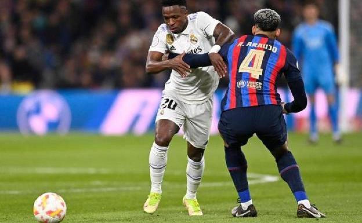 Ronald Araujo frena a Vinicius en el clásico copero del Bernabéu.