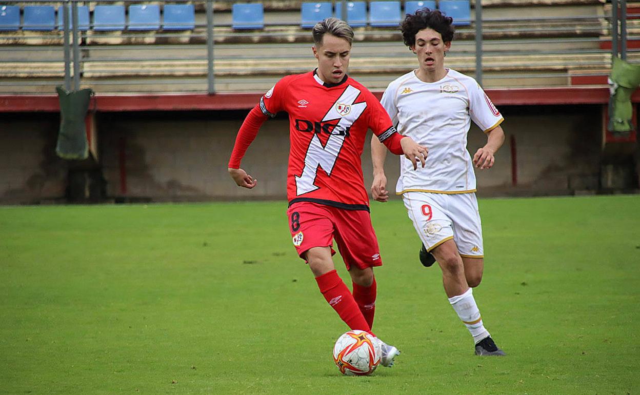 Imagen del partido de ida, en el Área Deportiva de Puente Castro, entre la Cultural y el Rayo Vallecano.