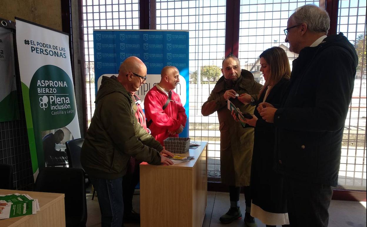 El alcalde, la edil de Comercio y el presidente de Templarium visitan el stadn de Asprona en la Feria de las Rebajas. 