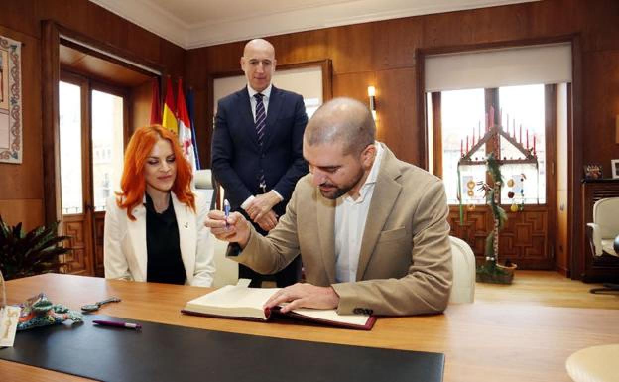 Los astronautas firman en el libro de honor del Ayuntamiento de León.