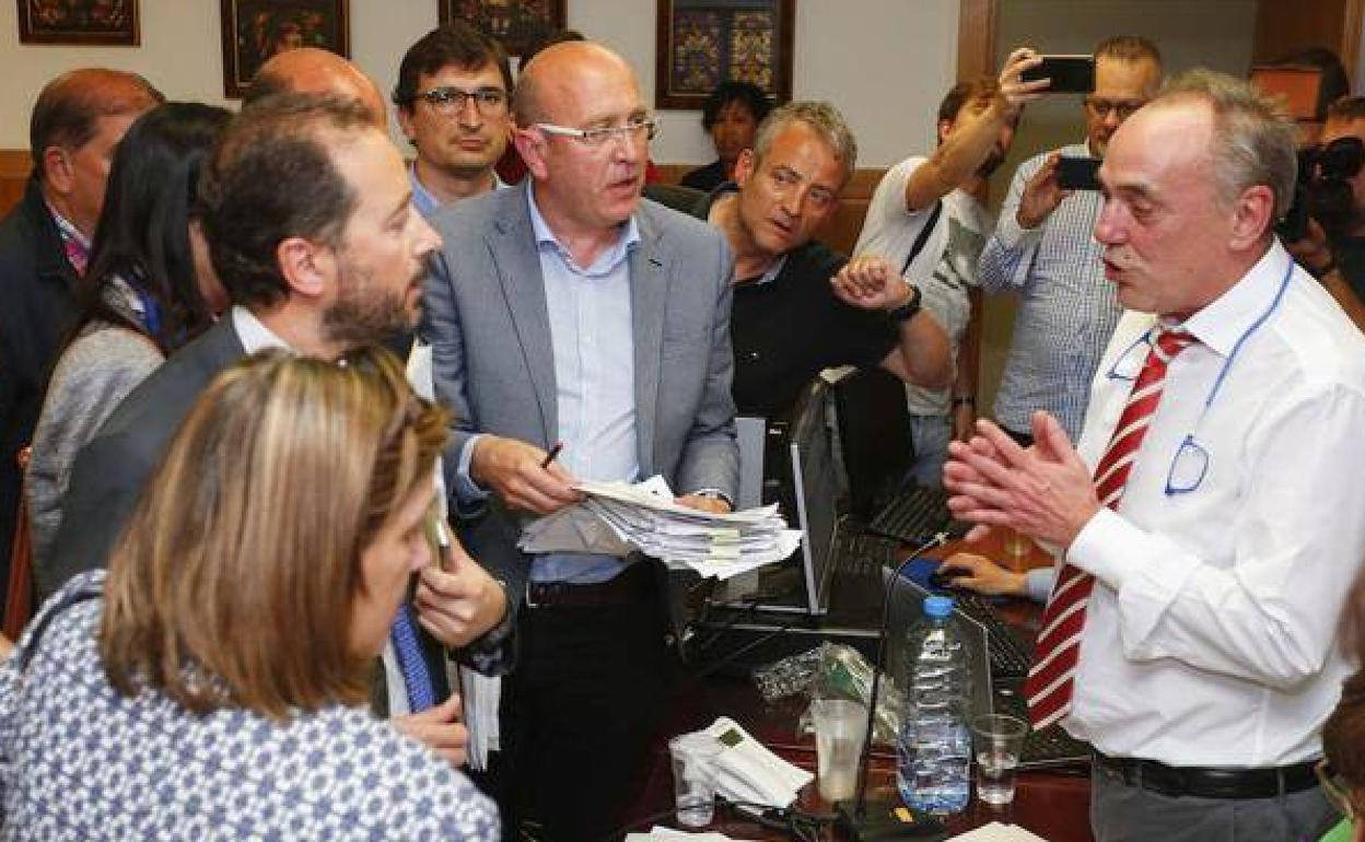 Carlos Pollán cesa a José Antonio Maté, su director de Gabinete en las Cortes.