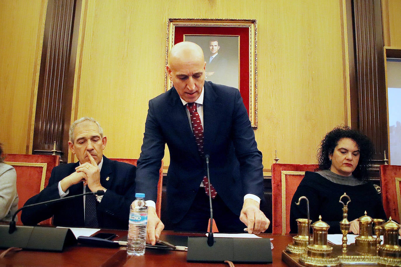 Pleno extraordinario sobre el viaje del alcalde de León a Catar. «No ha habido inversión ni promoción de León; sólo ha habido un obsequio en forma de placer y lujo a usted y su mujer», asegura la oposición. Diez defiende los logros del desplazamiento: «No me parará la reprobación, solo el pueblo de León».