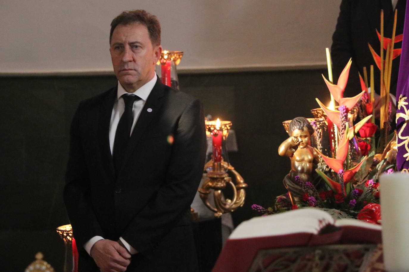 Acto de besapié a la figura de Nuestro Padre Jesús Nazareno en la capilla de Santa Nonia de León.