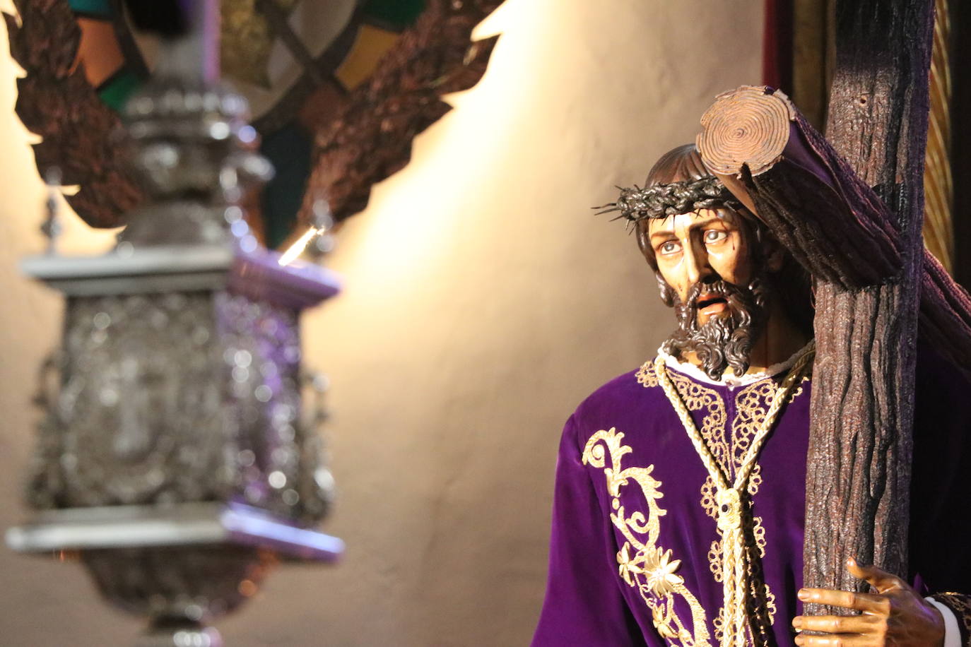 Acto de besapié a la figura de Nuestro Padre Jesús Nazareno en la capilla de Santa Nonia de León.