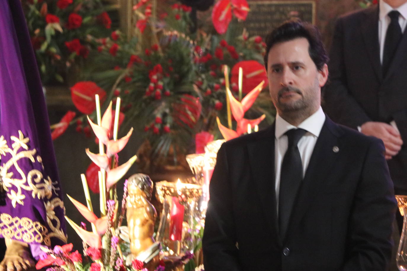 Acto de besapié a la figura de Nuestro Padre Jesús Nazareno en la capilla de Santa Nonia de León.