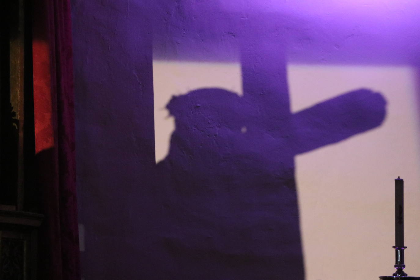 Acto de besapié a la figura de Nuestro Padre Jesús Nazareno en la capilla de Santa Nonia de León.