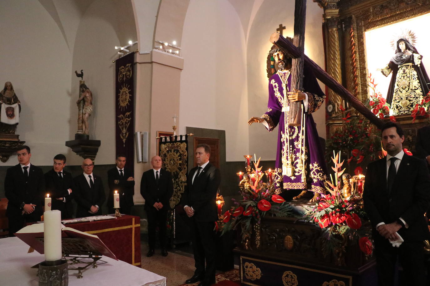 Acto de besapié a la figura de Nuestro Padre Jesús Nazareno en la capilla de Santa Nonia de León.