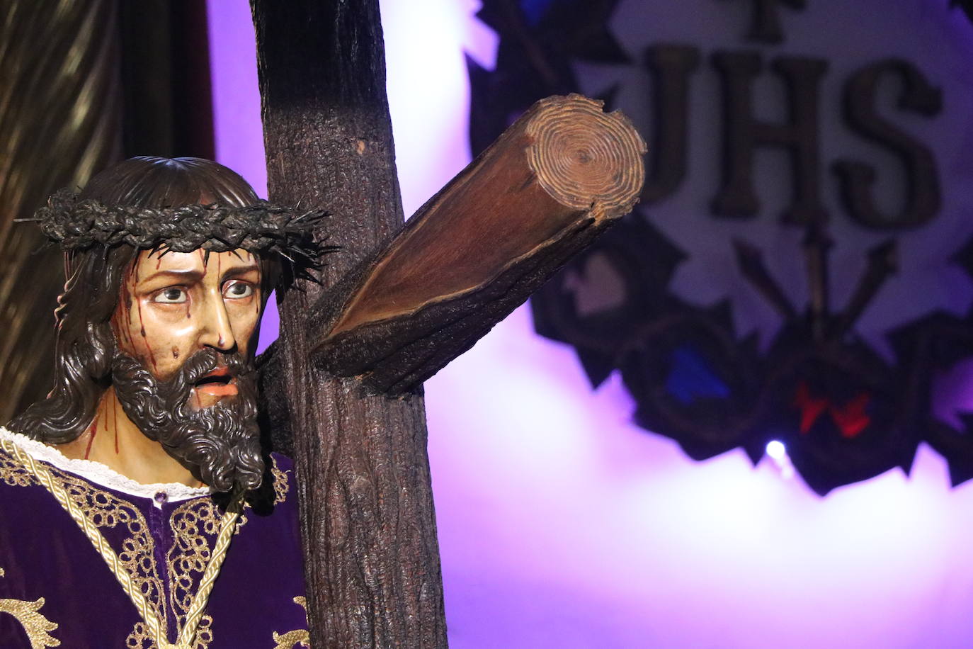 Acto de besapié a la figura de Nuestro Padre Jesús Nazareno en la capilla de Santa Nonia de León.