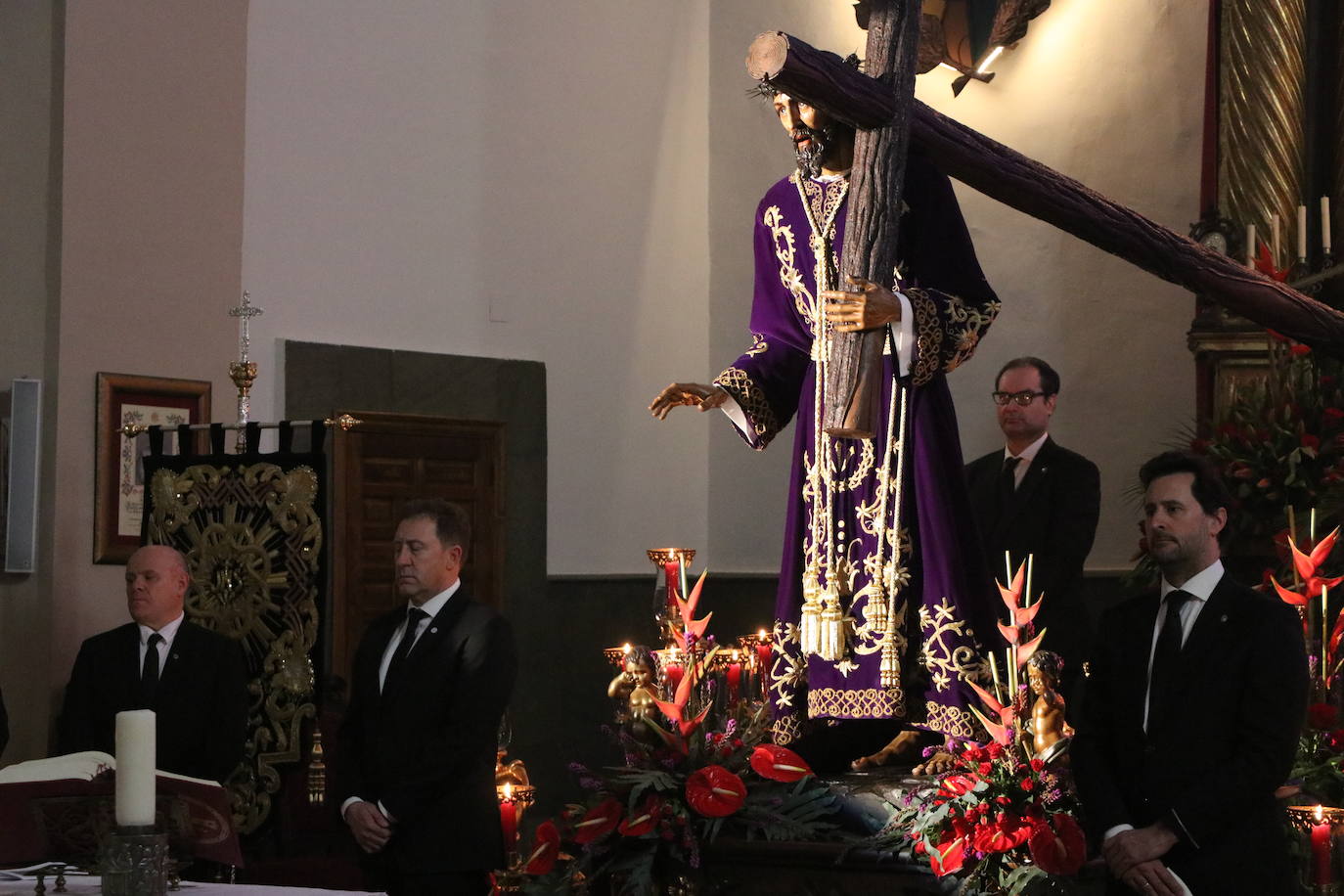 Acto de besapié a la figura de Nuestro Padre Jesús Nazareno en la capilla de Santa Nonia de León.