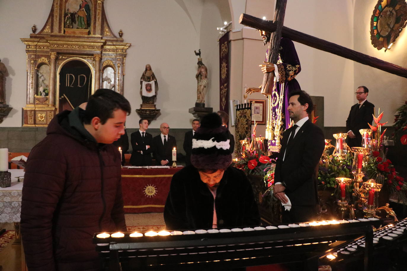 Acto de besapié a la figura de Nuestro Padre Jesús Nazareno en la capilla de Santa Nonia de León.