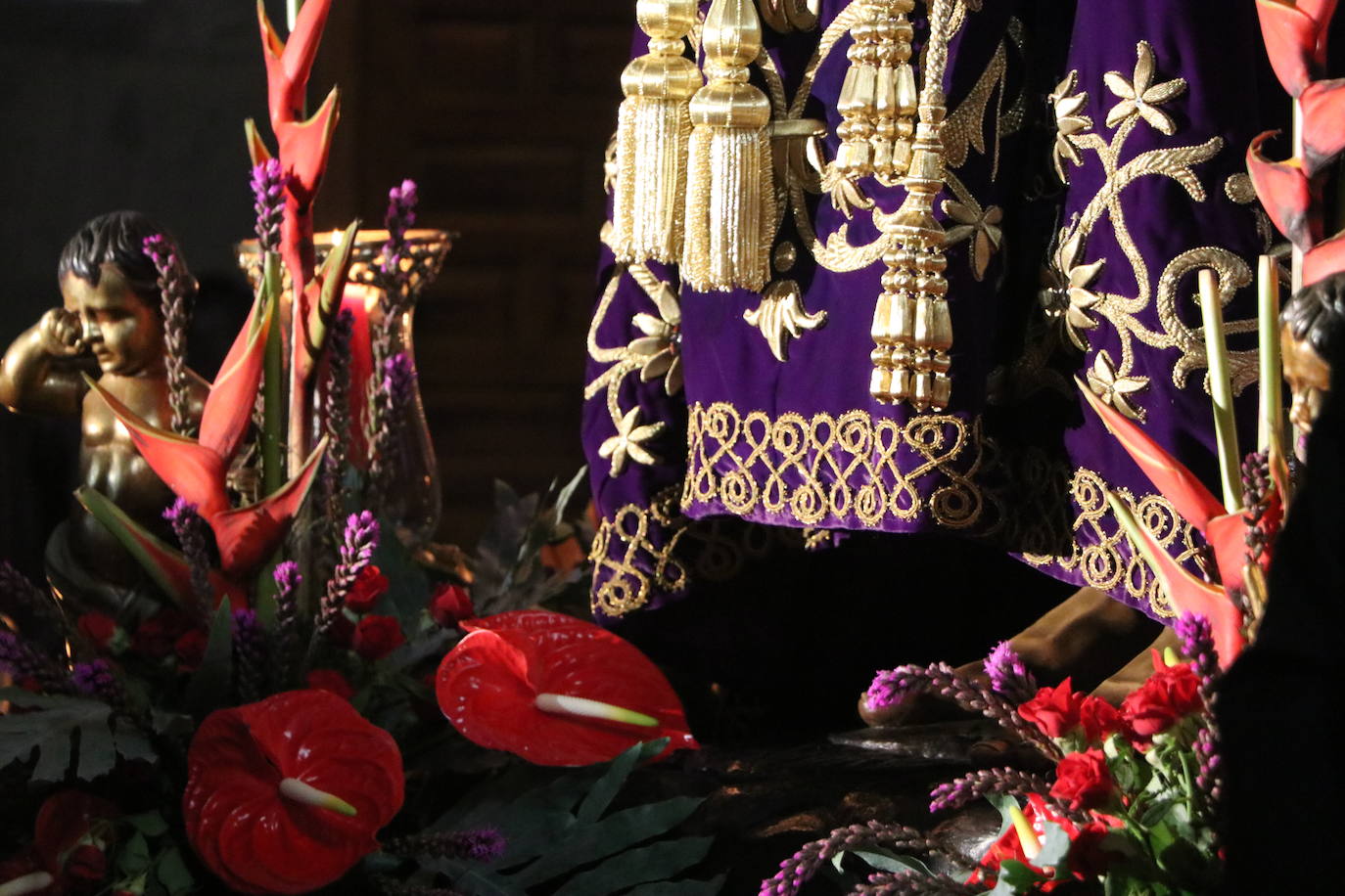 Acto de besapié a la figura de Nuestro Padre Jesús Nazareno en la capilla de Santa Nonia de León.