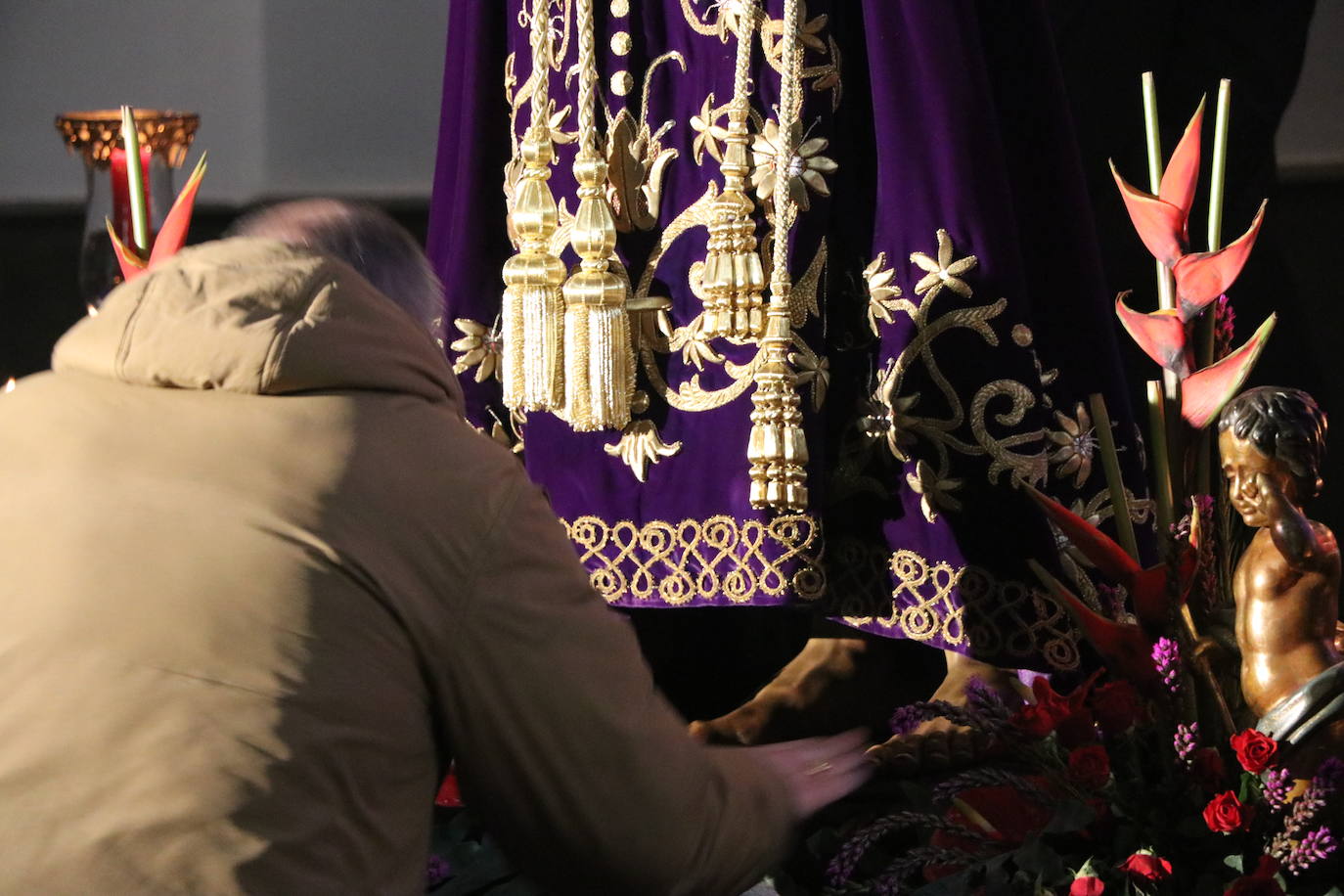 Acto de besapié a la figura de Nuestro Padre Jesús Nazareno en la capilla de Santa Nonia de León.